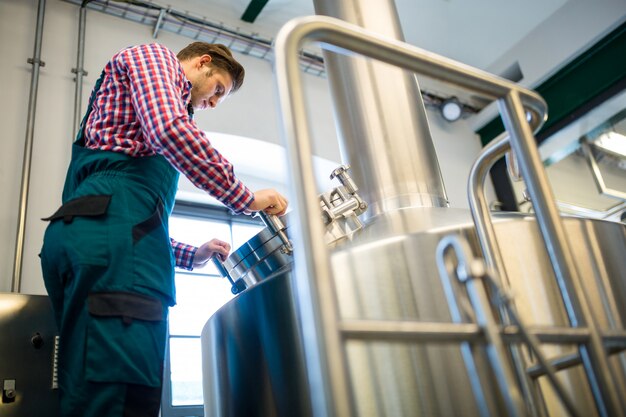 Wartungsarbeiter in der Brauerei