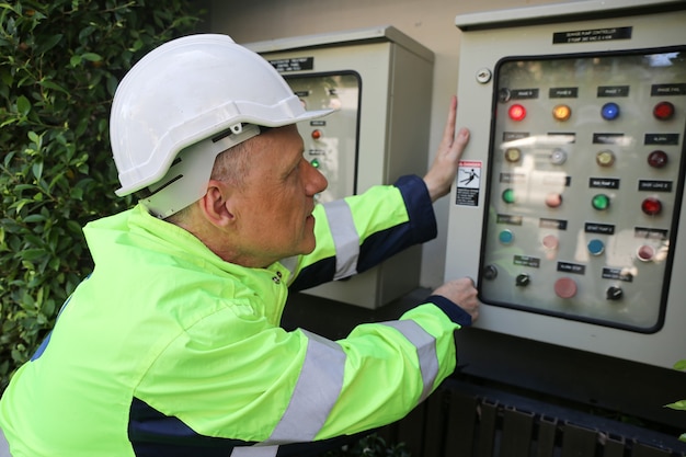 Wartungsingenieur installiert Solaranlagen für erneuerbare Energiequellen