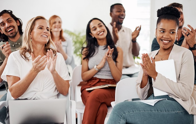 Was für ein herausragender Vortrag, der von einer Gruppe von Geschäftsleuten aufgenommen wurde, die während einer Konferenz applaudieren