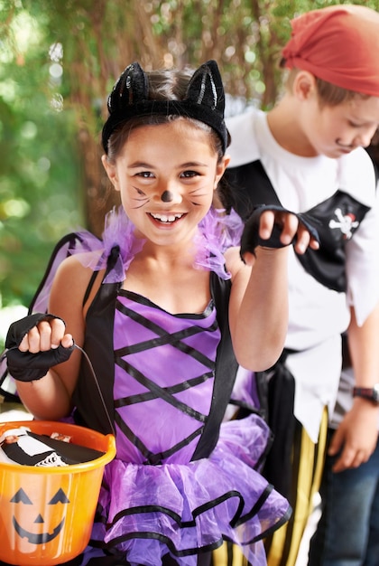 Was für ein süßes Kostüm Portrait von glücklichen kleinen Kindern, die an Halloween trickortreating sind