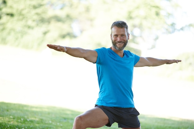 Was ist deine Lieblingsposition Schnappschuss eines gutaussehenden reifen Mannes beim Yoga im Freien