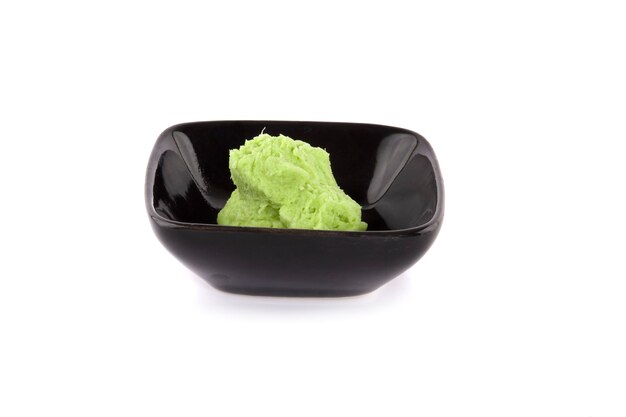 Wasabi em uma tigela isolada em uma superfície branca