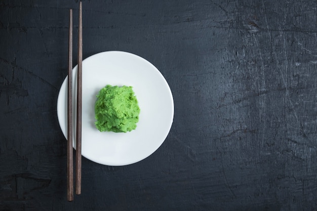 Wasabi-Lebensmittel von Japan auf schwarzem Hintergrund