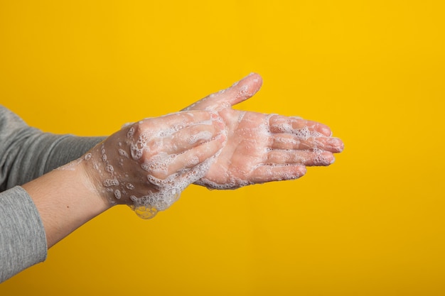 Waschbare Hände Nahaufnahme. Richtiges Händewaschen zur Vorbeugung von Viren.