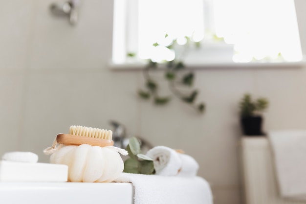 Waschbecken im weißen Badezimmer mit Badzubehör