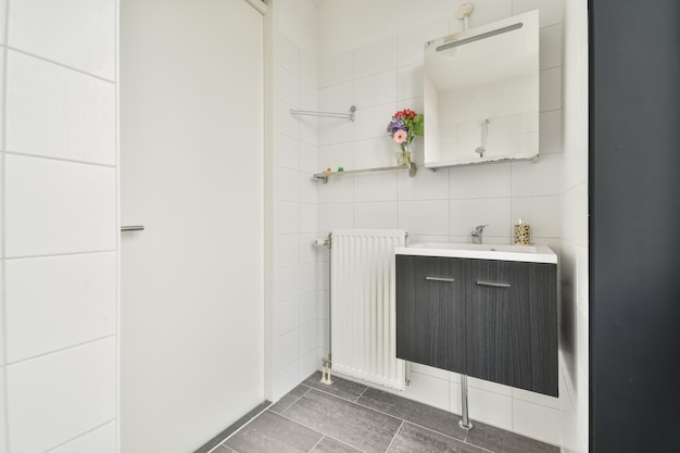 Waschbecken und Spiegel im modernen Badezimmer