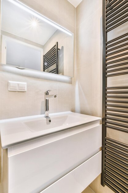 Waschbecken und Spiegel im modernen Badezimmer
