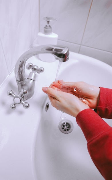 Waschen der Hände reiben mit Seifenmann für die Verarbeitung von Vintage-Fotos zur Verhinderung von Coronaviren