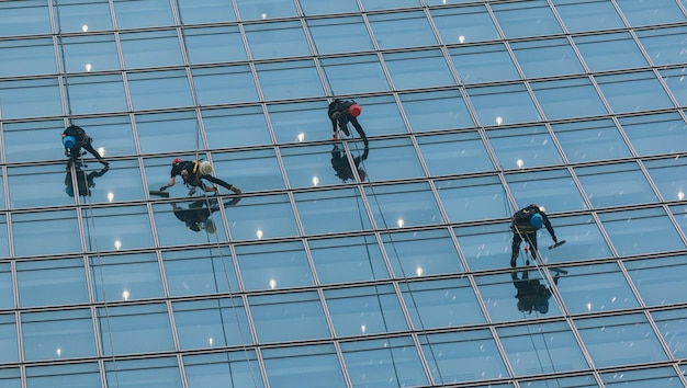 Waschen Sie die Fenster von hoch riskanten Arbeiten in Wolkenkratzern