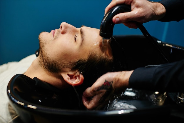 Waschen Sie Ihre Hände mit Wasser, das menschliche Haar wird beim Friseur gewaschen