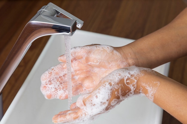 Waschen Sie Ihre Hände, um persönliche Hygiene zu vermeiden.