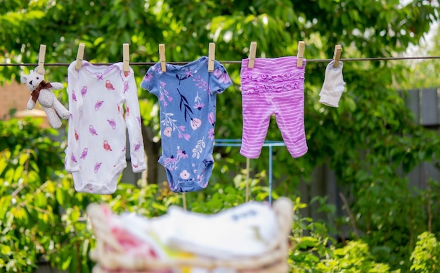 Waschen von Babykleidung. Leinen trocknet an der frischen Luft. Selektiver Fokus