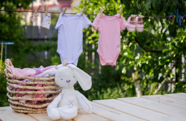 Waschen von Babykleidung. Leinen trocknet an der frischen Luft. Selektiver Fokus