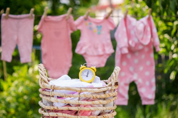 Waschen von Babykleidung Leinen trocknet in der frischen Luft Selektive Fokus Natur