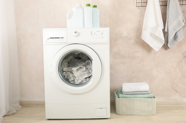 Waschküche mit Waschmaschine gegen hellbraune Wand