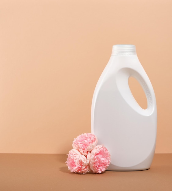 Waschmittel in einer weißen Flasche auf beigefarbenem Hintergrund Kopieren Sie Platz für Text Sauberkeit und Frische