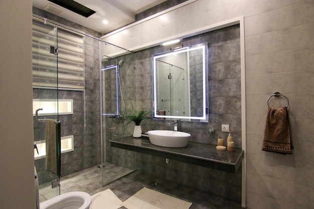 Waschraum im modernen Design Premium-Fotos