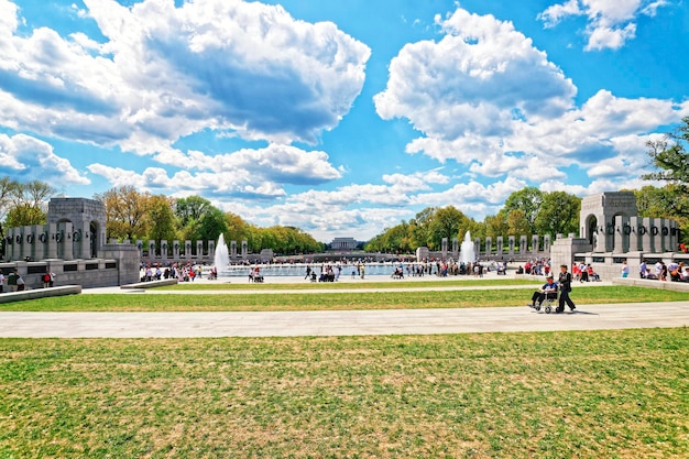 Washington DC, EE.UU. - 2 de mayo de 2015: Veteranos de guerra y guardianes de la organización sin fines de lucro Honor Flight en National World War 2 Memorial, National Mall. Monumento a Lincoln en el medio en el fondo.