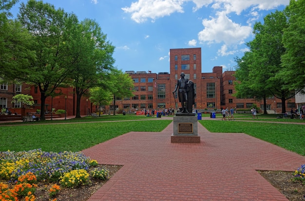 Washington dc, eua - 2 de maio de 2015: estátua de george washington é vista no campus da universidade george washington. geralmente é chamado de gw ou gwu. foi fundada em 9 de fevereiro de 1821.