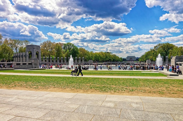 Washington DC, USA - 2. Mai 2015: Touristen und Kriegsveteranen und Wächter der gemeinnützigen Organisation des Ehrenfluges am National World War 2 Memorial, National Mall. Lincoln-Denkmal im Hintergrund.
