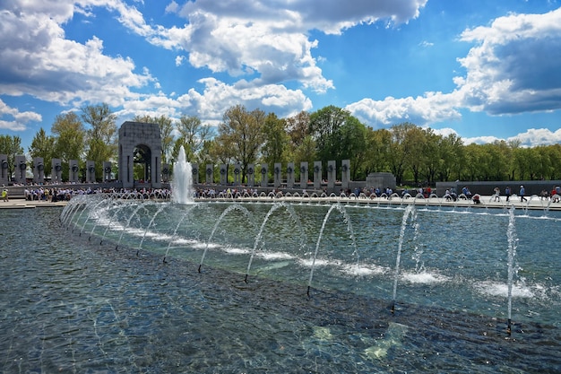 Washington, Estados Unidos - 2 de mayo de 2015: Fuente en el Monumento a la Segunda Guerra Mundial en Washington DC, Estados Unidos. Fue inaugurado el 29 de mayo de 2004. Es una dedicación a los soldados que murieron y participaron en la Segunda Guerra Mundial.