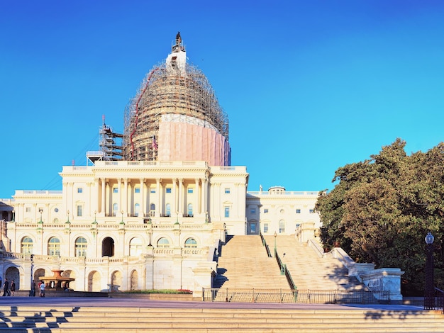 Washington, EUA - 3 de maio de 2015: Capitólio dos Estados Unidos em Washington DC, EUA. Na foto é durante a reconstrução. É a sede do Congresso dos Estados Unidos