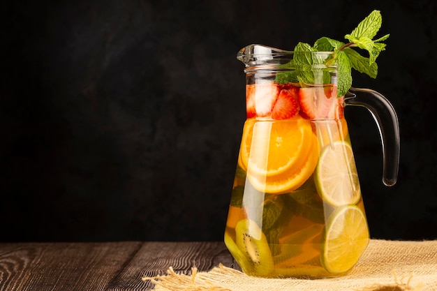 Wasser aromatisiert mit frischen Sommerfrüchten.