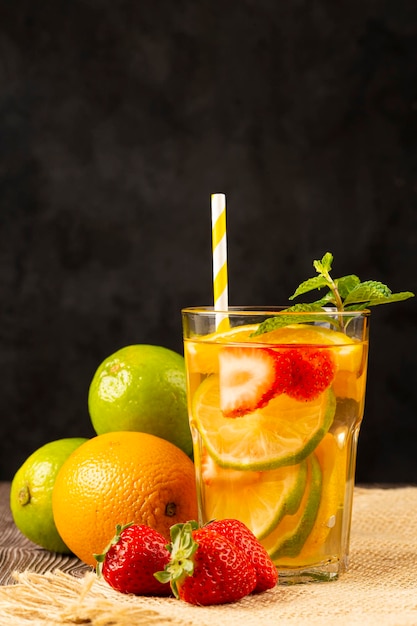 Wasser aromatisiert mit frischen Sommerfrüchten.