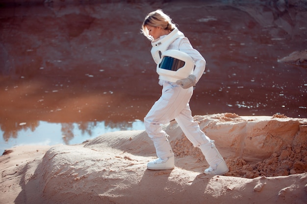 Wasser auf dem Mars, futuristischer Astronaut ohne Helm auf einem anderen Planeten, Bild mit tonisierender Wirkung