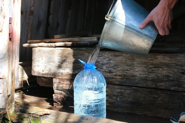 Wasser aus dem Brunnen schöpfen