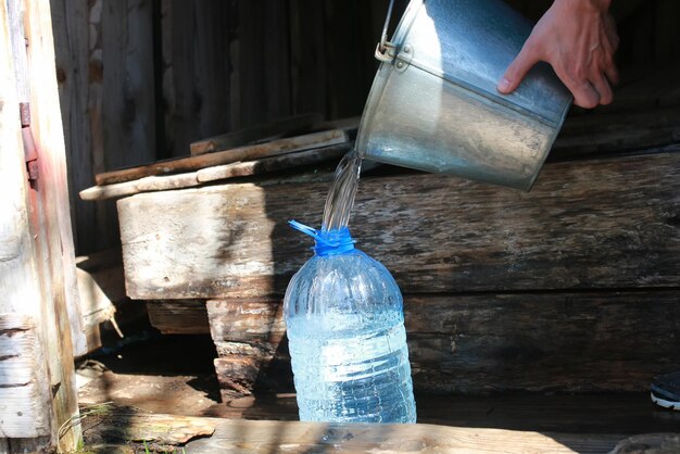 Wasser aus dem Brunnen schöpfen