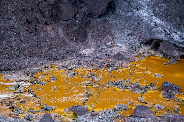 Wasser aus dem Riotinto Huelva Spanien Fluss gefärbt durch Bergbau mit sehr saurem und rötlichem Wasser