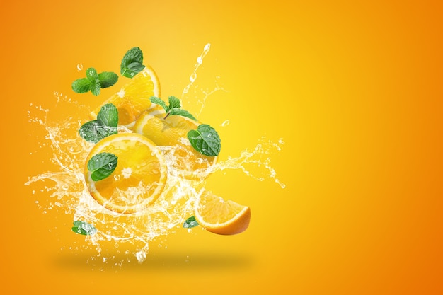 Wasser, das auf frischer geschnittener Orangenfrucht spritzt