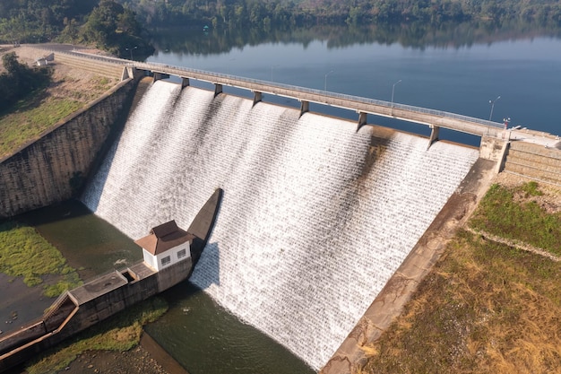 Wasser, das aus der Vogelperspektive des Damms fließt