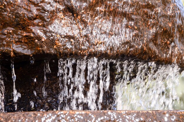 Wasser, das aus einem Brunnen tropft