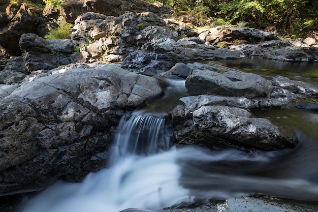 Wasser, das den Canyon um den kanadischen Naturlandschaftshintergrund der Felsen hinunterläuft