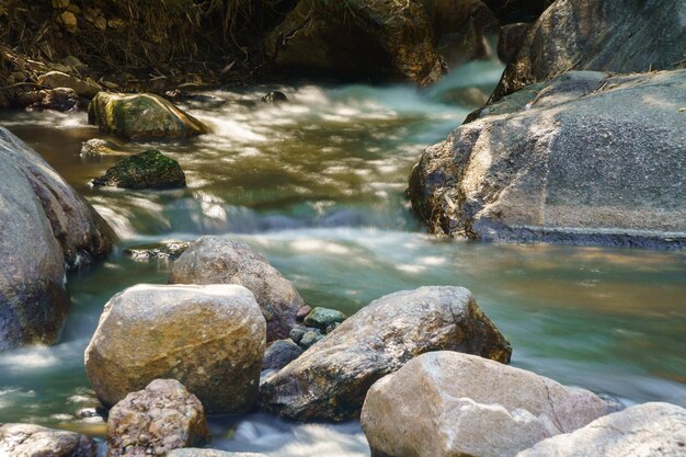 Wasser, das entlang Felsen im Naturwasserfall fließt