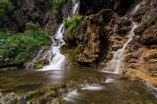 Wasser, das von Felsen in einen Bach fällt
