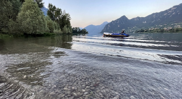 Wasser des Gardasees in Italien umgeben von Bergen