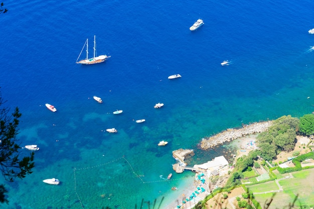 Wasser des Tyrrhenischen Meers mit Küstenluftbild Insel Capri Italien