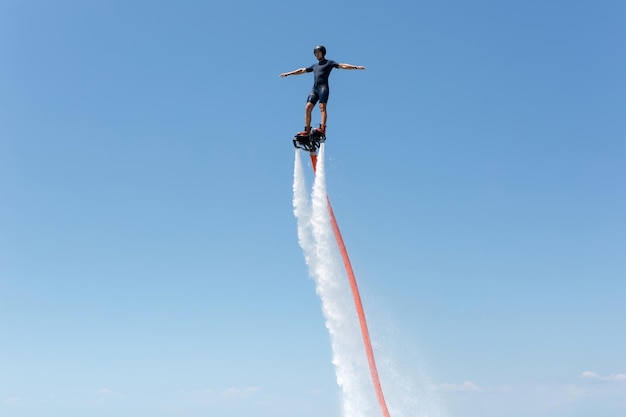 Wasser-Extremsport Der Typ fliegt auf dem Wasser-Flyboard. Viel Wasserdruck