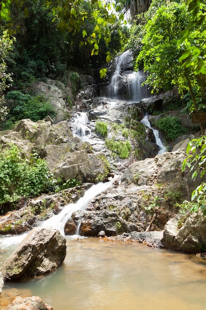 Wasser fällt von Klippe