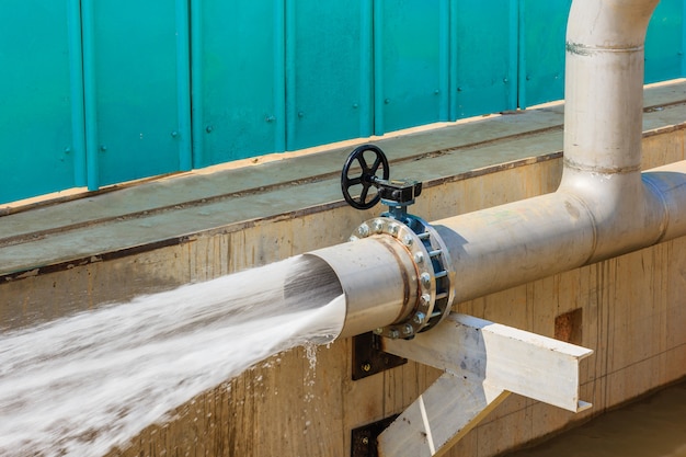 Wasser fließt aus dem Rohr heraus, um das Rohr nach der Installation zu reinigen