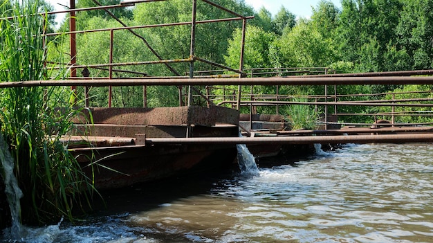 Wasser fließt aus den Rohren und füllt den Tank.