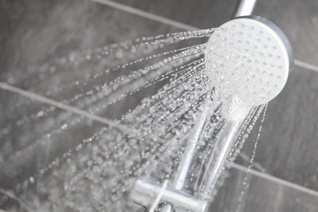 Foto wasser fließt aus der regendusche