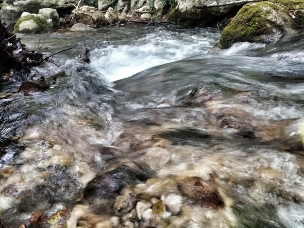 Foto wasser fließt durch felsen