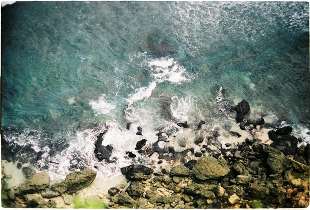 Foto wasser fließt durch felsen