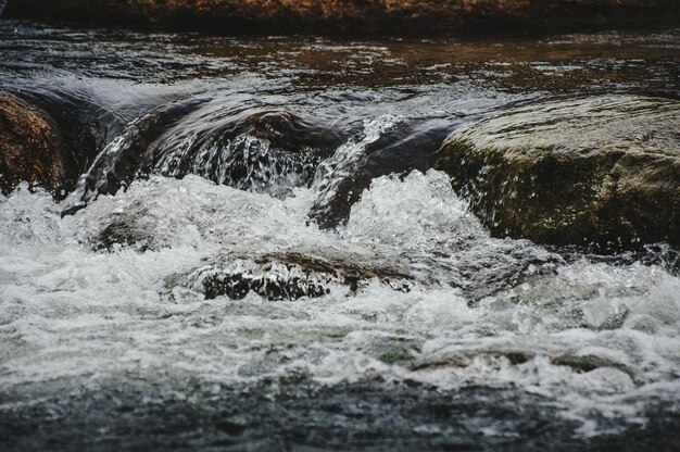 Foto wasser fließt durch felsen