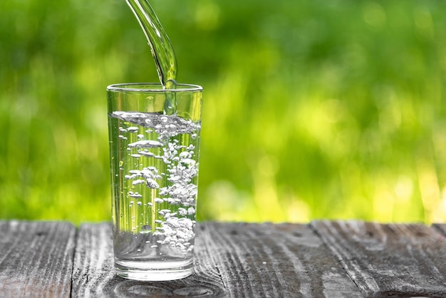 Foto wasser goss in ein glas