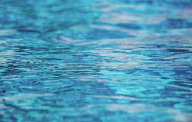 Wasser-Hintergrund-Ripple-Wellen Blaues Schwimmbad-Muster Meeresoberfläche Wasser im Schwimmbad mit Sonnenreflexion Banner mit Kopierbereich